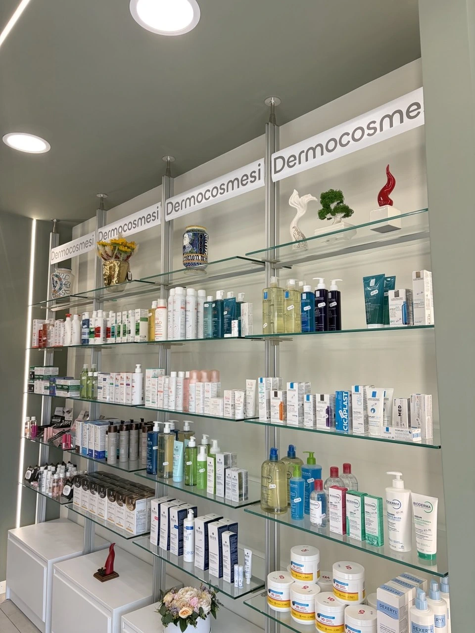 Reparto dermocosmesi della Farmacia dei Tigli